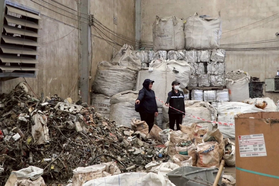 กระทรงวงอุตฯทลายโรงงานซุกขยะพิษกว่า 8 พันตันพื้นทื่ปราจีนบุรี 