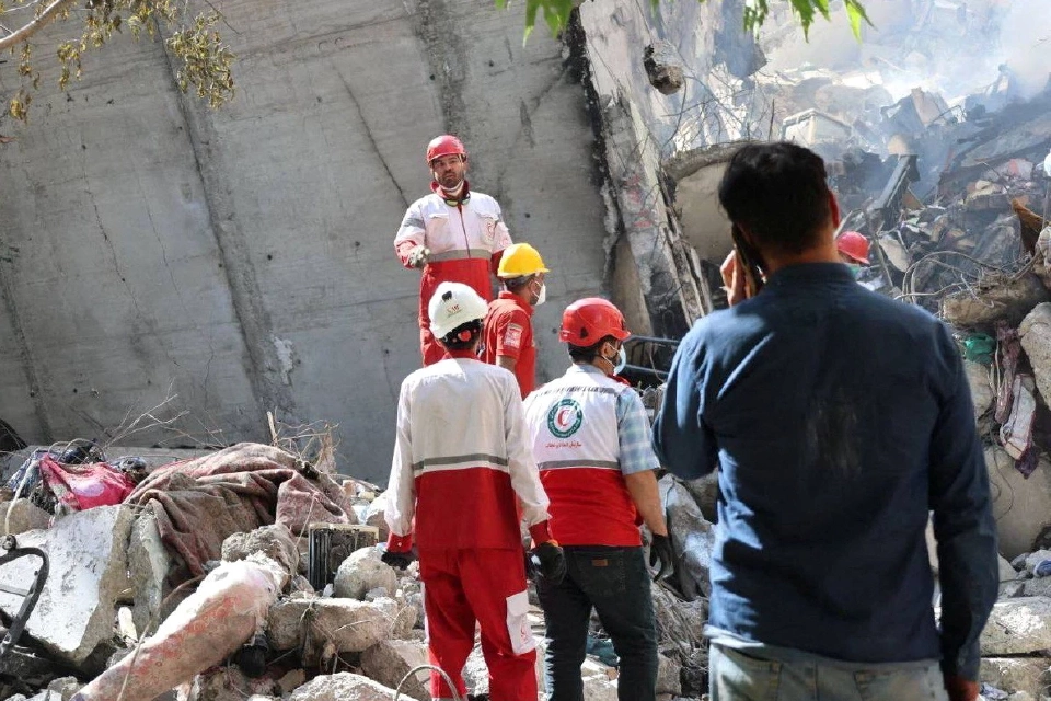 เจ้าหน้าที่กู้ภัยทำงานที่บริเวณอาคารที่ได้รับความเสียหายภายหลังการโจมตีของอิสราเอล ในกรุงเตหะราน ประเทศอิหร่าน-2