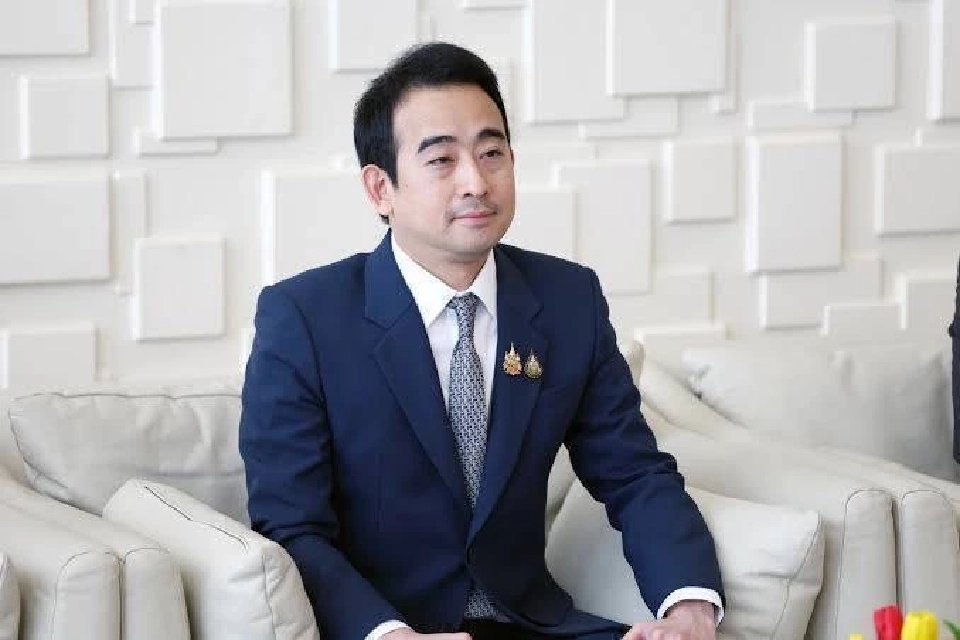 นายเผ่าภูมิ โรจนสกุล รัฐมนตรีช่วยว่าการกระทรวงการคลัง