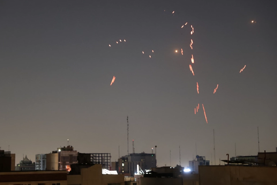 ภาพการยิงป้องกันทางอากาศของกองทัพหลังจากการโจมตีของอิสราเอลในกรุงเตหะราน ประเทศอิหร่าน