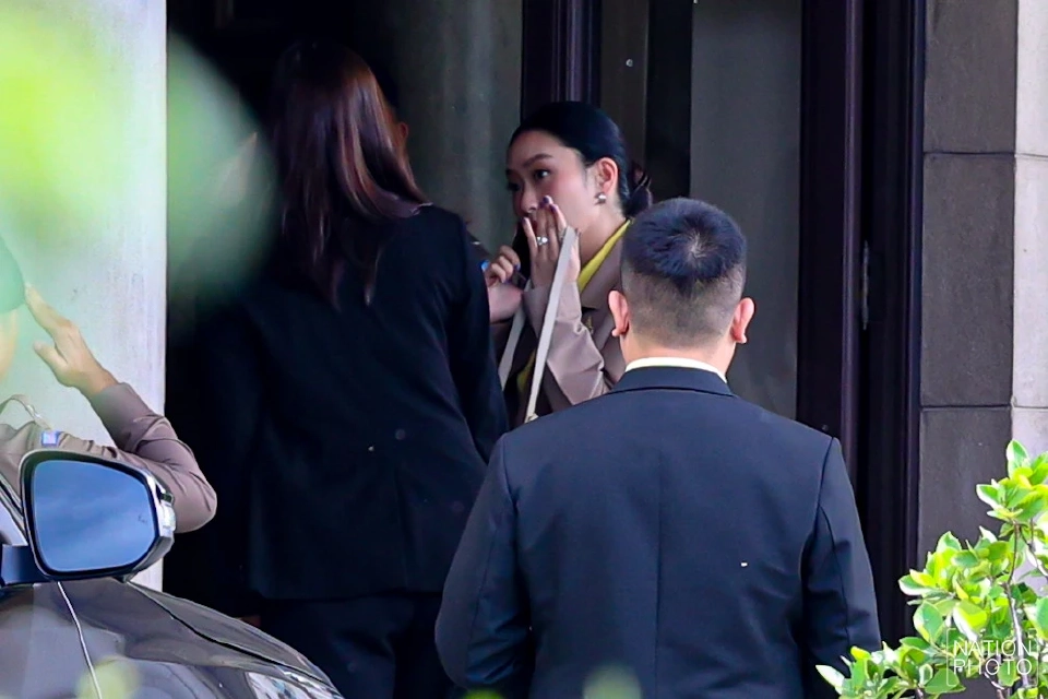 นายกรัฐมนตรี &quot;แพทองธาร&quot; เข้าทำเนียบ ท่ามกลางม็อบต้านกดดัน