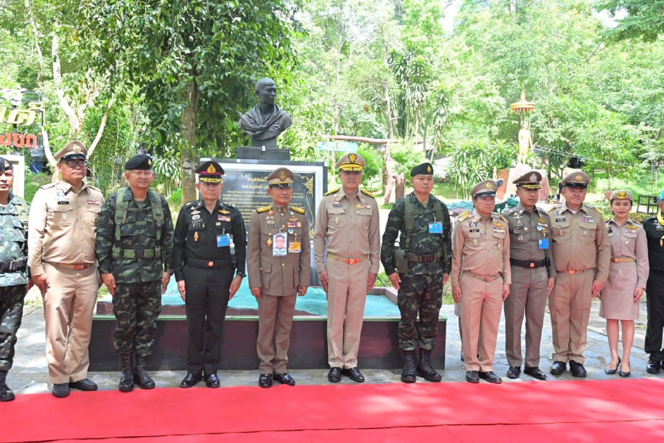 \"ในหลวง\" โปรดเกล้าฯพระราชทานสิ่งของ ให้กองกำลังชายแดน กองทัพภาคที่ 2