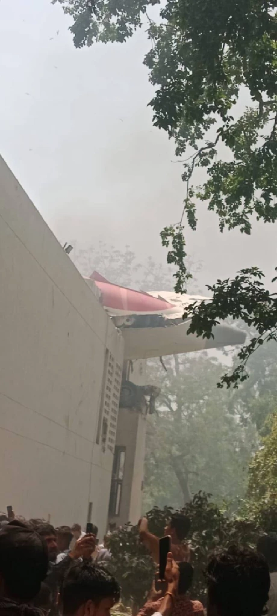 ด่วน เครื่องบินสายการบิน "แอร์อินเดีย" ตก ใกล้สนามบินอาห์เมดาบัด