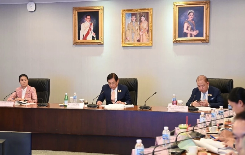 นบข.สั่งปรับแผนผลิต ลดปลูกข้าวนาปรัง ซมราคาข้าวร่วง ส่งออกวูบหนัก