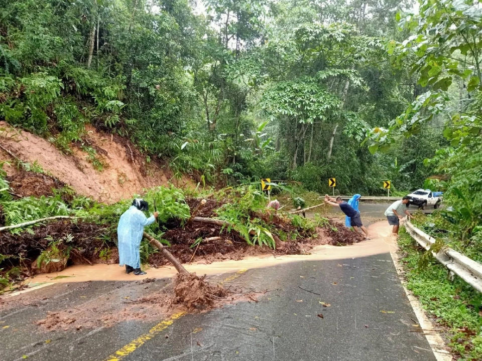 เกิดฝนตกหนักและต่อเนื่องในพื้นที่อุทยานฯดอยภูคา จ.น่าน ทำให้เกิดดินสไลด์ปิดเส้นทางสายปัว - บ่อเกลือ
