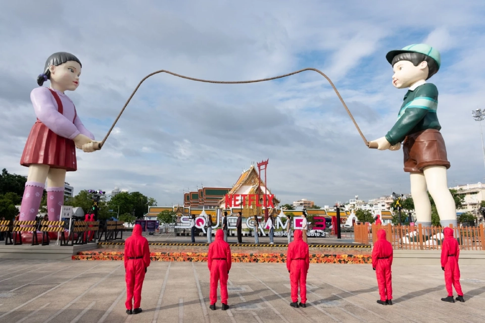 โหมโรง Squid Game Season 3 โกโกวา พา ซอลซู บุกกรุง ชวนคนไทยเล่นเกมกระโดดเชือก ลานคนเมือง เสาชิงช้า