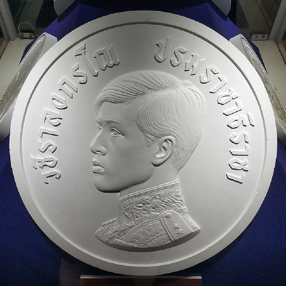 โปรดเกล้าฯ พระราชทาน "เหรียญราชรุจิทอง" แก่ สมเด็จพระราชินี