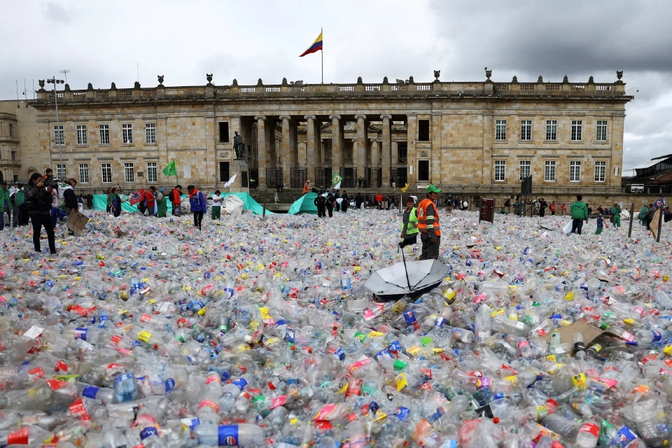 ผู้รีไซเคิลทิ้งวัสดุรีไซเคิลใน Plaza de Bolivar เพื่อประท้วงราคาวัสดุรีไซเคิลที่ลดลง ในโบโกตา โคลอมเบีย 24 มิถุนายน 2025 REUTERS