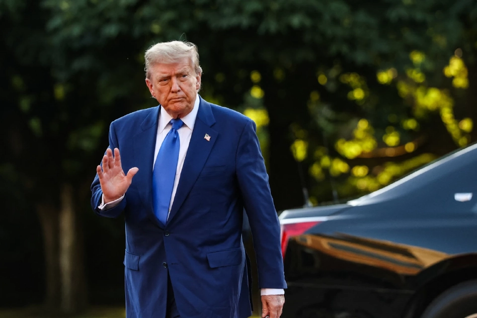 ประธานาธิบดีโดนัลด์ ทรัมป์แห่งสหรัฐฯ เดินทางมาถึงงานเลี้ยงอาหารค่ำร่วมกับบรรดาผู้นำประเทศและรัฐบาลของนาโต