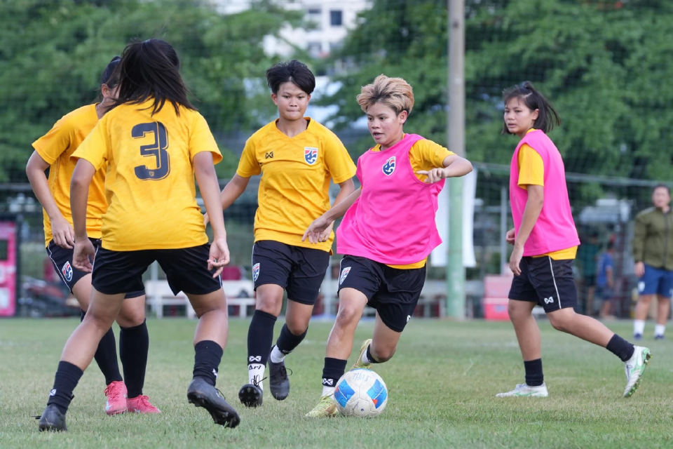 ฟุตบอลหญิงทีมชาติไทย U19 ลงสนามซ้อมก่อนดวล เมียนมา