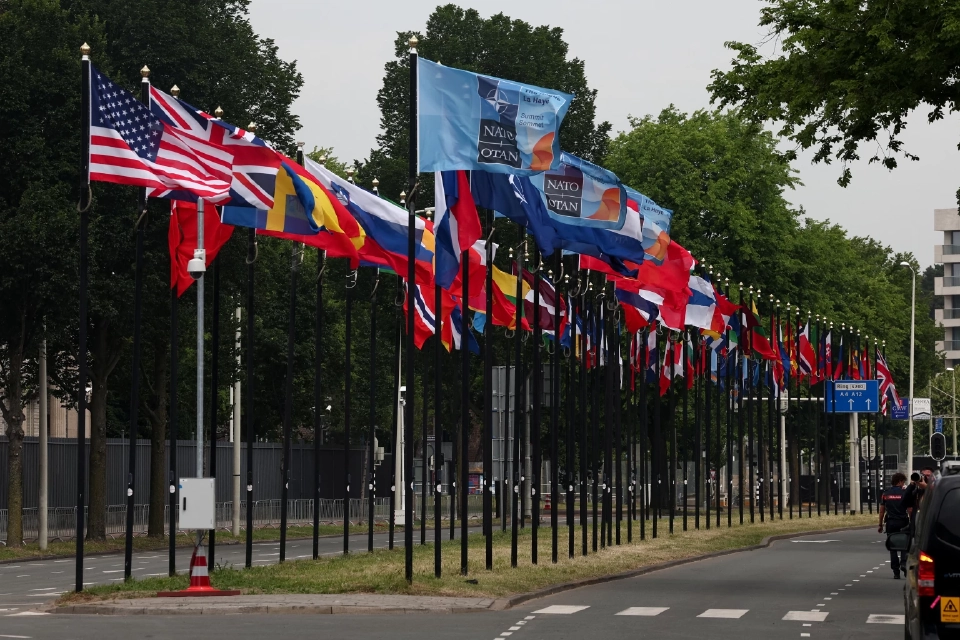 ธงโบกสะบัดก่อน การประชุมสุดยอดผู้นำ นาโตที่กรุงเฮก ประเทศเนเธอร์แลนด์ วันที่ 22 มิถุนายน 2025 REUTERS