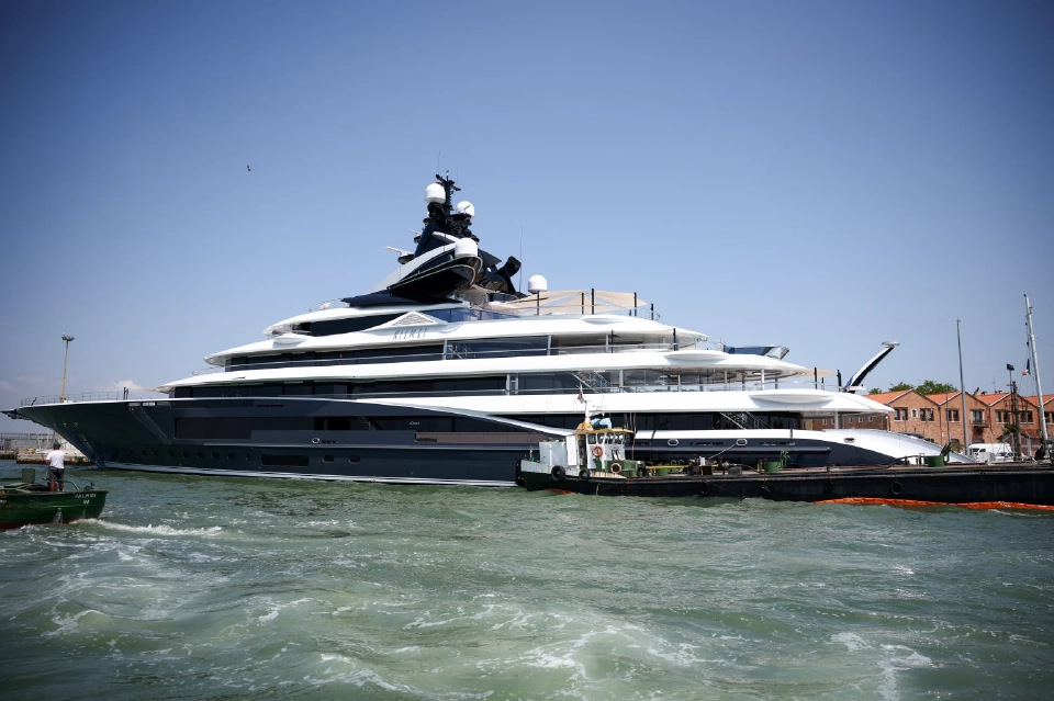 เรือยอทช์สุดหรู Kismet ถูกพบเห็นในทะเลสาบก่อนงานแต่งงานที่คาดว่าจะเกิดขึ้นระหว่างผู้ก่อตั้ง Amazon อย่าง Jeff Bezosและ Lauren Sanchez ในเมืองเวนิส ประเทศอิตาลี เมื่อวันที่ 24 มิถุนายน 2025 REUTERS