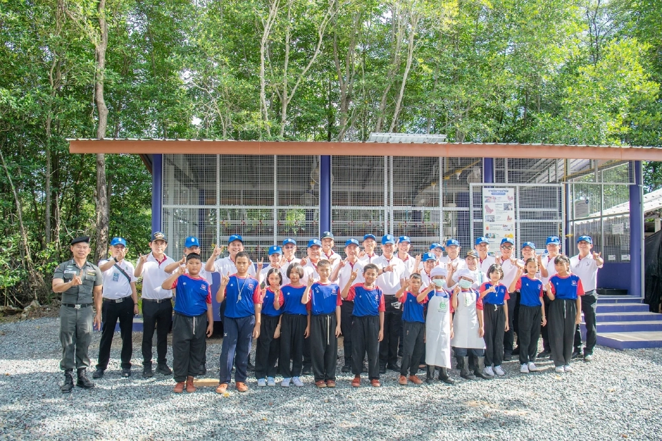 นักศึกษา วปอ. รุ่น 67 (หมู่กวาง) หนุนนักเรียนเลี้ยงไก่ไข่เพื่ออาหารกลางวัน