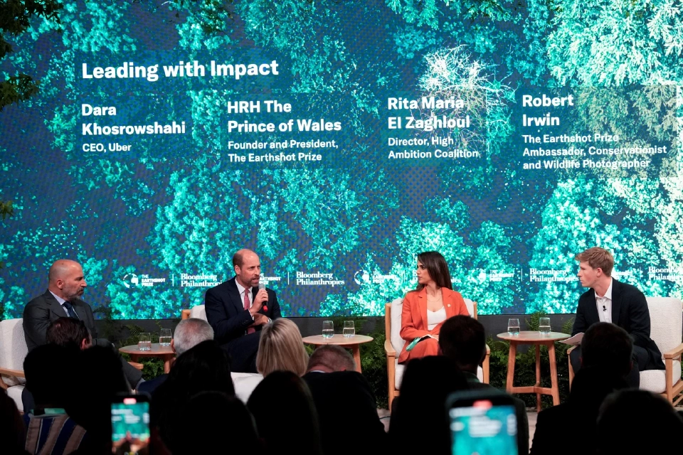 เจ้าชายวิลเลียม เจ้าชายแห่งเวลส์แห่งอังกฤษ ผู้ก่อตั้งและประธานรางวัล Earthshot ดารา โคสโรว์ชาฮี ซีอีโอของ Uber ริต้า มาเรีย เอล ซาคลูล ผู้อำนวยการ High Ambition Coalition และโรเบิร์ต เออร์วิน ทูตรางวัล Earthshot เข้าร่วมงาน &quot;Leading with Impact&quot; ซึ่งเป็นส่วนหนึ่งของ สัปดาห์ปฏิบัติการ ด้านสภาพอากาศ แห่งลอนดอน ณ สำนักงานใหญ่ของ Bloomberg ในลอนดอน ประเทศอังกฤษ เมื่อวันที่ 24 มิถุนายน 2025 REUTERS