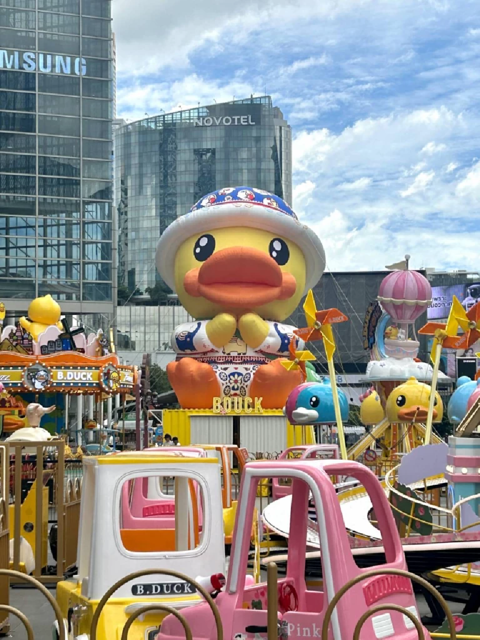 เที่ยวกรุงเทพ สนุกกับ 2 มาสคอตดังก้องโลก เป็ดเหลือง B.Duck คิวท์ๆ โกโกวาสุดปัง