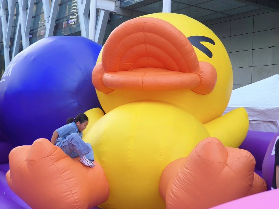 เที่ยวกรุงเทพ สนุกกับ 2 มาสคอตดังก้องโลก เป็ดเหลือง B.Duck คิวท์ๆ โกโกวาสุดปัง