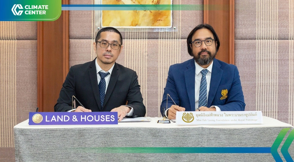 อาชวิณ อัศวโภคิน   ลงนามสัญญาความร่วมมือโครงการจัดการคาร์บอนเครดิตในป่าเพื่อการพัฒนาที่ยั่งยืนกับ หม่อมหลวงดิศปนัดดา ดิศกุล  