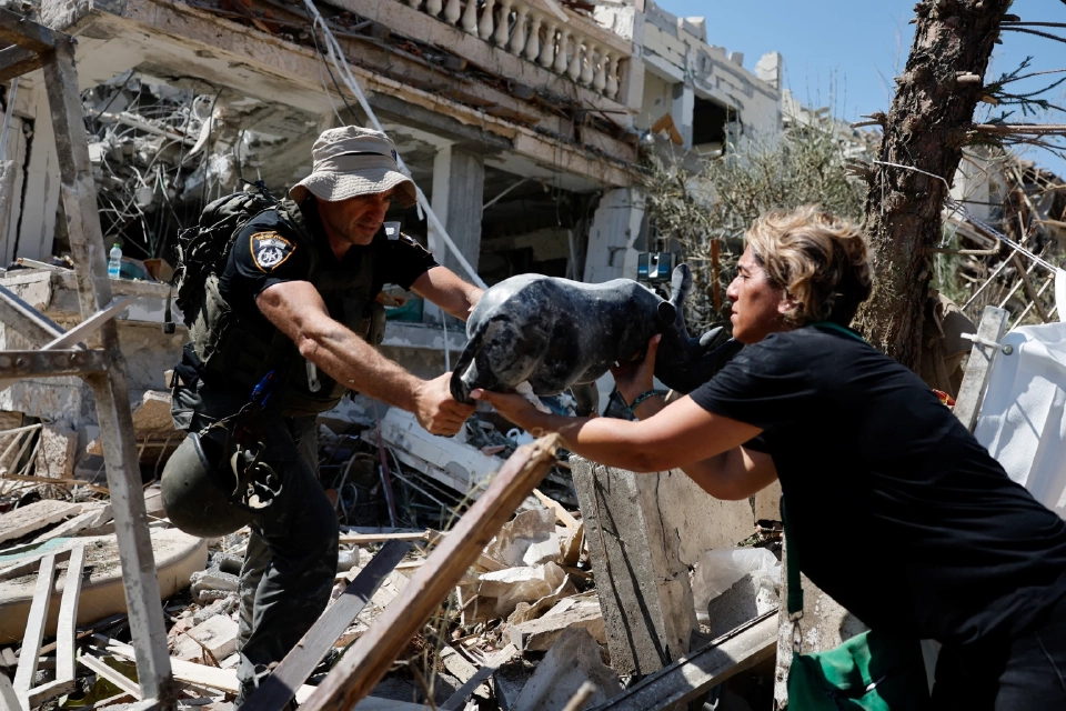 แฟ้มภาพจากรอยเตอร์ ผลพวงจากการโจมตีด้วยขีปนาวุธของอิหร่านต่ออิสราเอลในริชอน เลซิออน