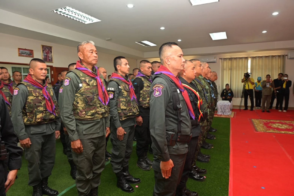 \"ในหลวง\" โปรดเกล้าฯพระราชทานสิ่งของ ให้กองกำลังชายแดน กองทัพภาคที่ 2