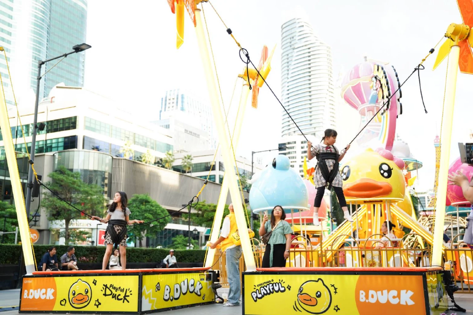 เที่ยวกรุงเทพ สนุกกับ 2 มาสคอตดังก้องโลก เป็ดเหลือง B.Duck คิวท์ๆ โกโกวาสุดปัง