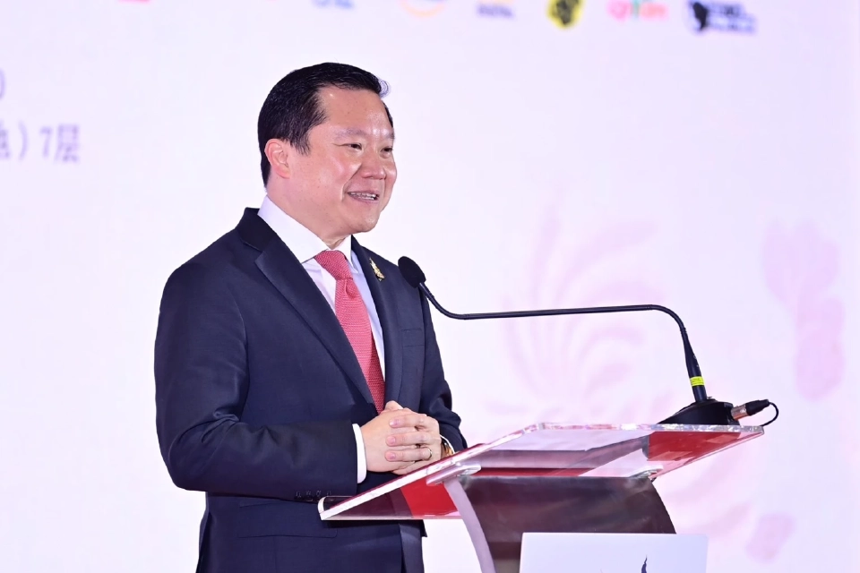 นายฐาปน สิริวัฒนภักดี ประธานเจ้าหน้าที่บริหาร บริษัท ไทยเบฟเวอเรจ จำกัด (มหาชน) 