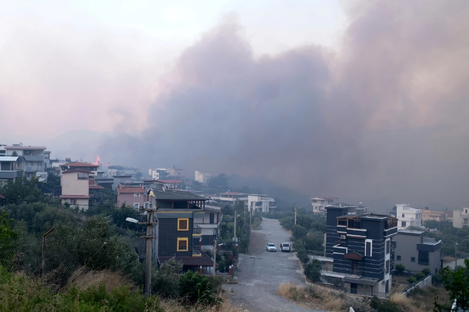 ไฟป่าไหม้ใกล้บริเวณที่อยู่อาศัยในเมือง Seferihisar ในจังหวัดอิซมีร์ ประเทศตุรกีวันที่ 30 มิถุนายน 2568 REUTERS
