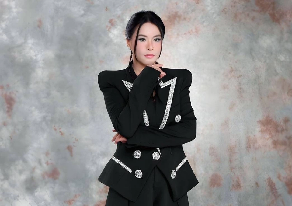 นางสาวกชพร เวโรจน์ หรือมาดามหยก หัวหน้าพรรคก้าวอิสระ (INDY) 