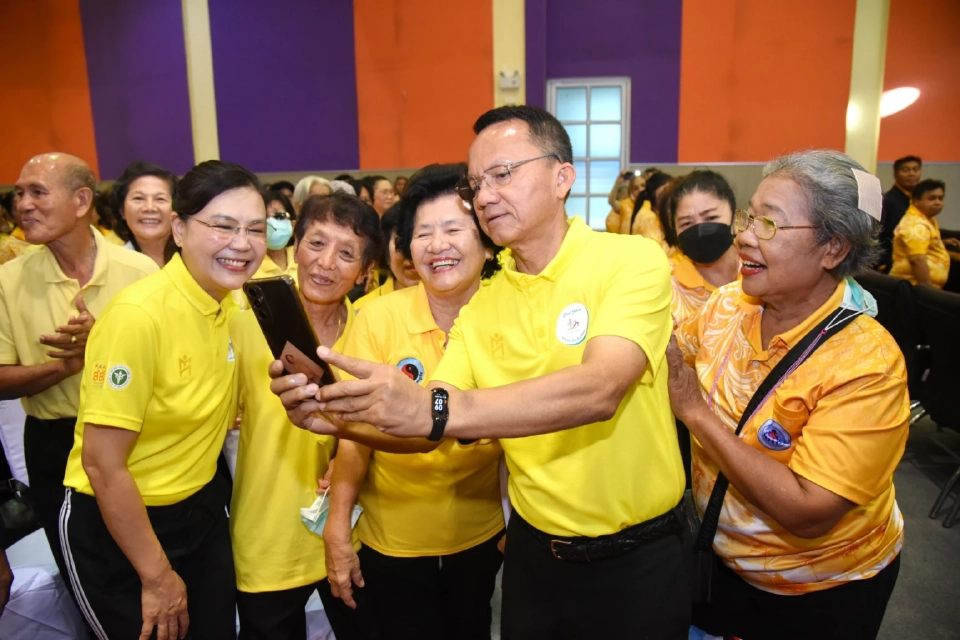 สมศักดิ์ เปิดมหกรรมสุขภาพดี ชวนคนภูเก็ต 'นับคาร์บ-ออกกำลังกาย'