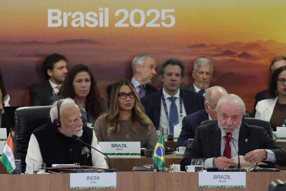 นายกรัฐมนตรีอินเดีย นเรนทรา โมดี และประธานาธิบดีบราซิล หลุยซ์ อินาซิโอ ลูลา ดา ซิลวา เข้าร่วมการประชุมสุดยอด BRICS ที่พิพิธภัณฑ์ศิลปะสมัยใหม่ (MAM) ในเมืองริโอเดอจาเนโร ประเทศบราซิล เมื่อวันที่ 6 กรกฎาคม 2025 REUTERS