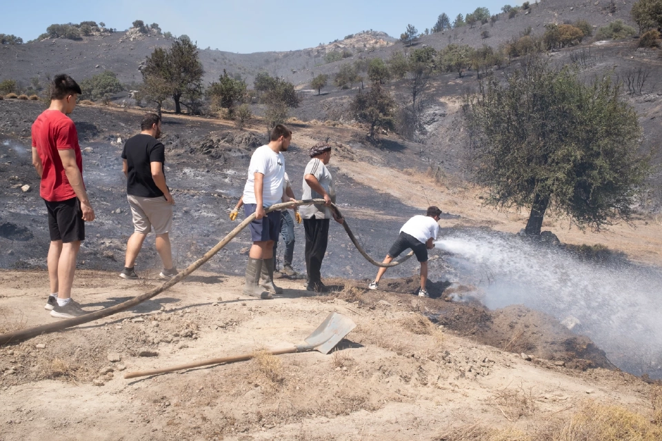 ผู้คนตอบสนองต่อเหตุไฟไหม้ป่าในหมู่บ้านใกล้เซเฟริฮิซาร์ ในจังหวัดอิซเมียร์ ประเทศตุรกีวันที่ 30 มิถุนายน 2025 REUTERS