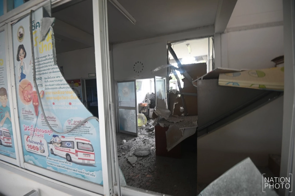 เปิดภาพ 'รพ.สต.ศรีสะเกษ' พังยับ หลังโดนกระสุนปืนฝั่งกัมพูชาถล่ม