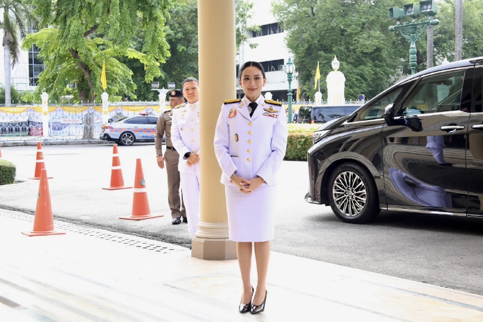 น.ส.แพทองธาร ชินวัตร นายกรัฐมนตรี และรมว.วัฒนธรรม เดินทางเข้าทำเนียบรัฐบาล 