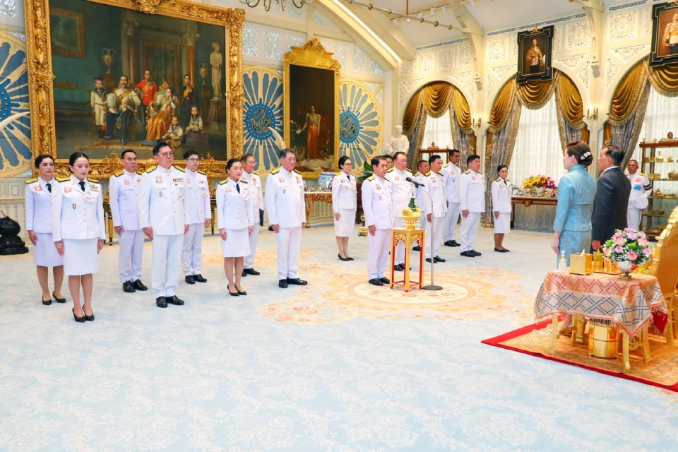 "ในหลวง-พระราชินี" พระราชทานพระบรมราชวโรกาสให้ "ครม.ใหม่" เข้าเฝ้าฯถวายสัตย์ฯ
