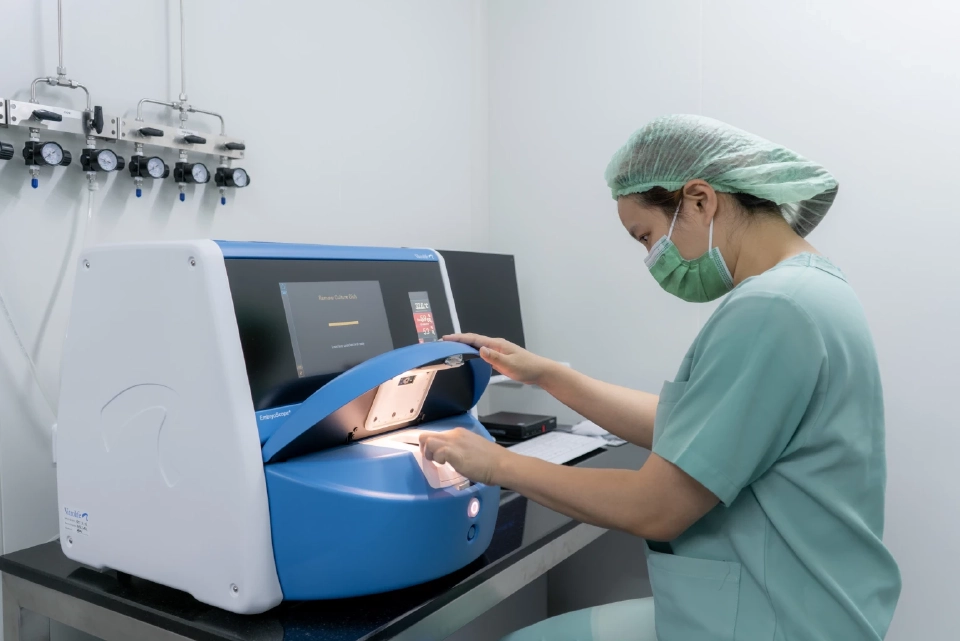 32 ปี  “นาวาอากาศโท นายแพทย์ วิวรรธน์ ชินพิลาศ” บนเส้นทางเวชศาสตร์การเจริญพันธุ์ สู่เป้าหมายศูนย์ IVF ระดับนานาชาติ