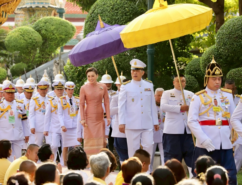 'ในหลวง-พระราชินี' ทรงบำเพ็ญพระราชกุศล เนื่องในวันอาสาฬหบูชา 2568