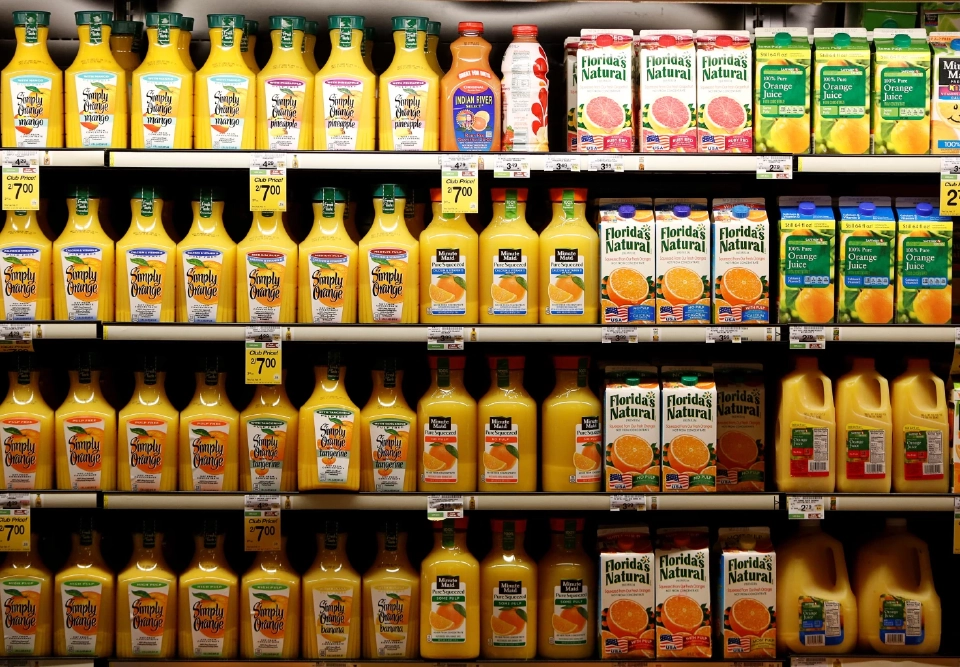 แฟ้มภาพ: น้ำส้ม และน้ำเกรปฟรุต หลายยี่ห้อถูกพบเห็นในร้าน Safeway ในเมืองวีตัน รัฐแมริแลนด์ เมื่อวันที่ 13 กุมภาพันธ์ 2558 REUTERS