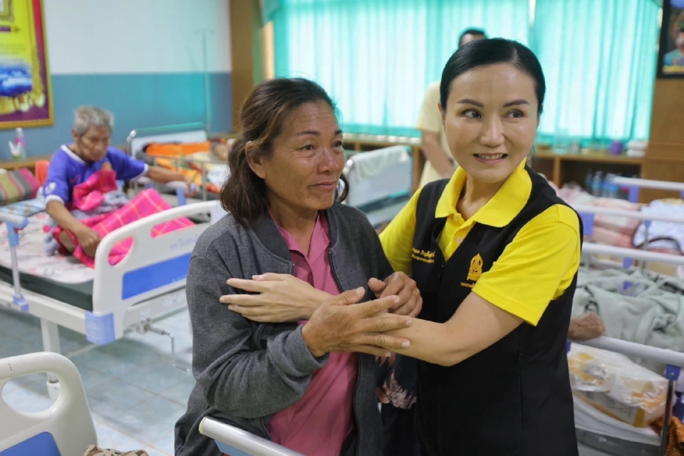 “นฤมล"ลงพื้นที่สุรินทร์ เยี่ยมศูนย์พักพิงดูแลครอบครัวครู-นร.
