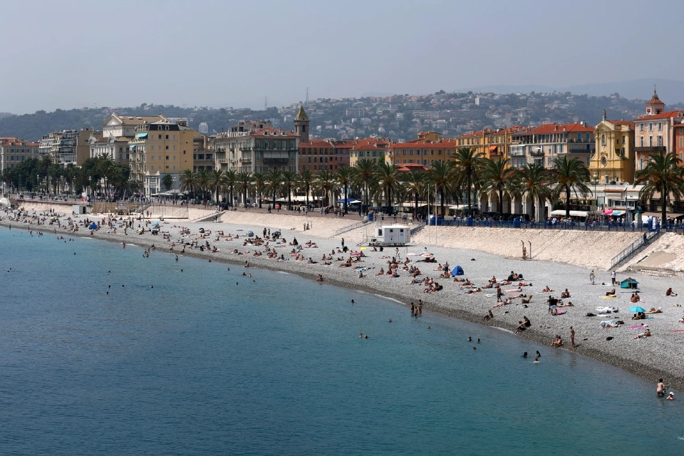 ผู้คนกำลังเพลิดเพลินกับวันฤดูใบไม้ผลิที่อบอุ่นและมีแดดบนชายหาด Promenade des Anglais ในระหว่างการประชุมสหประชาชาติว่าด้วยมหาสมุทร ครั้งที่ 3 (UNOC3) ซึ่งรวบรวมผู้นำ นักวิจัย และนักเคลื่อนไหวเพื่อหารือถึงแนวทางการปกป้องชีวิตทางทะเล ในเมืองนีซ ประเทศฝรั่งเศส เมื่อวันที่ 10 มิถุนายน 2025 REUTERS