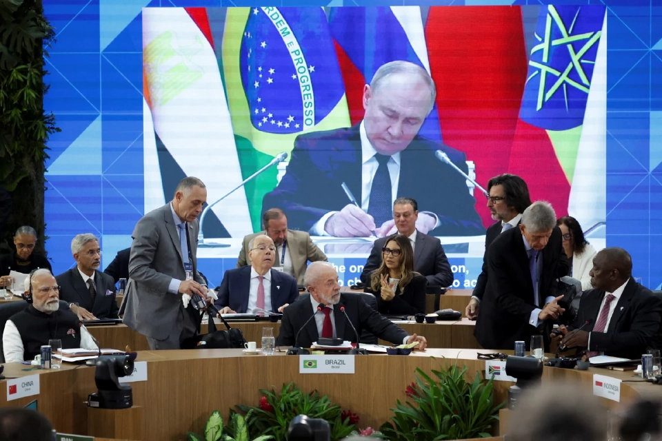 ประธานาธิบดีวลาดิมีร์ ปูตินแห่งรัสเซีย ปรากฏกายบนจอภาพขณะเข้าร่วมการประชุมเปิดการประชุมสุดยอด BRICS ทางไกล