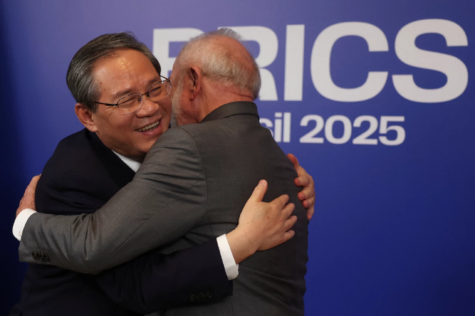 ประธานาธิบดี หลุยส์ อินาซิโอ ลูลา ดา ซิลวาแห่งบราซิล และนายกรัฐมนตรีหลี่ เฉียง ของจีน โอบกอดกัน ขณะเข้าร่วมการประชุมทวิภาคี ก่อน การประชุมสุดยอด BRICSที่เมืองริโอเดอจาเนโร ประเทศบราซิล เมื่อวันที่ 5 กรกฎาคม 2025 REUTERS