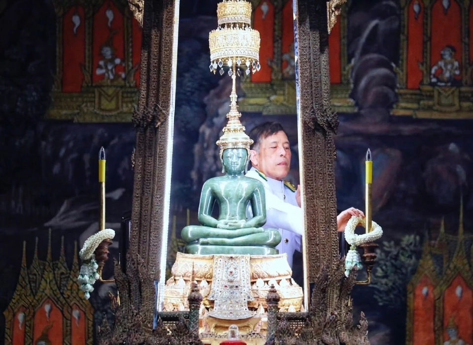 ในหลวง พระราชินี เสด็จฯ ทรงเปลี่ยนเครื่องทรงพระแก้วมรกต จากฤดูร้อนเป็นฤดูฝน