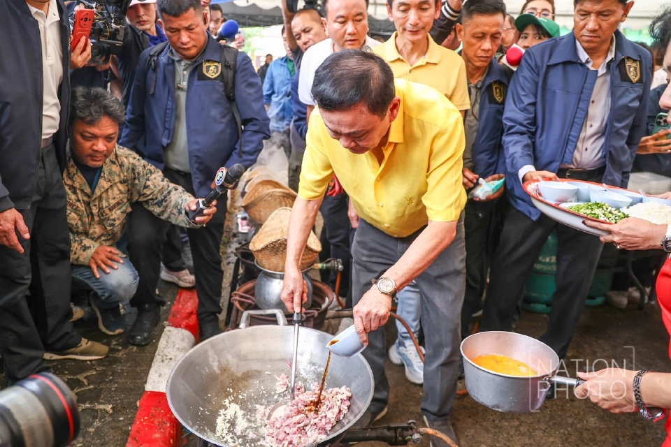 “ทักษิณ”ปลอบใจผู้ประสบภัยชายแดนกัมพูชา อีกไม่นานได้กลับบ้าน