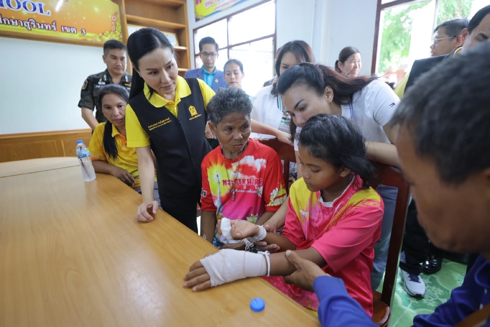 “นฤมล–ธรรมนัส”ช่วยครอบครัวเหยื่อกัมพูชา สร้างบ้านใหม่-มอบรถไถ