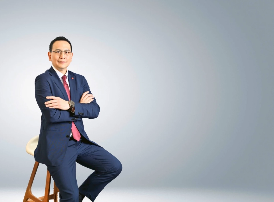 นายวุธว์ ธนิตติราภรณ์