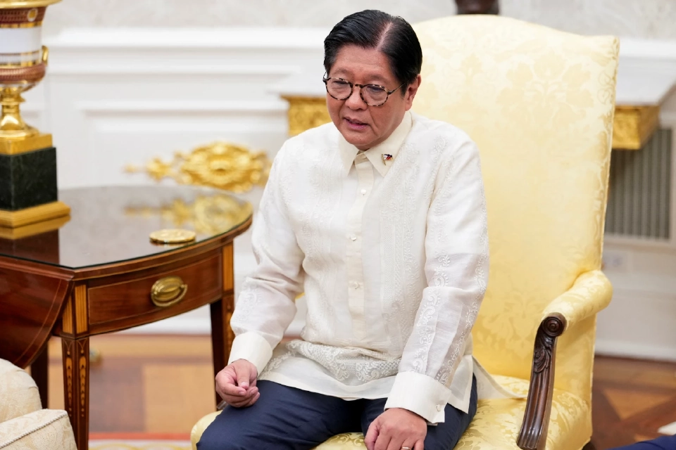 ประธานาธิบดีเฟอร์ดินานด์ มาร์กอส จูเนียร์ แห่งฟิลิปปินส์ พบกับประธานาธิบดีโดนัลด์ ทรัมป์ แห่งสหรัฐอเมริกา (ไม่ปรากฏในภาพ) ในห้องทำงานรูปไข่ของทำเนียบขาว ในกรุงวอชิงตัน ดี.ซี. สหรัฐอเมริกา เมื่อวันที่ 22 กรกฎาคม 2025 ภาพโดย REUTERS