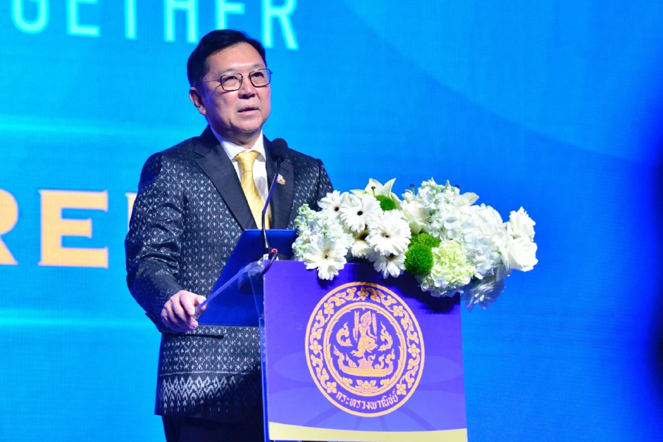 นายจตุพร บุรุษพัฒน์ รัฐมนตรีว่าการกระทรวงพาณิชย์