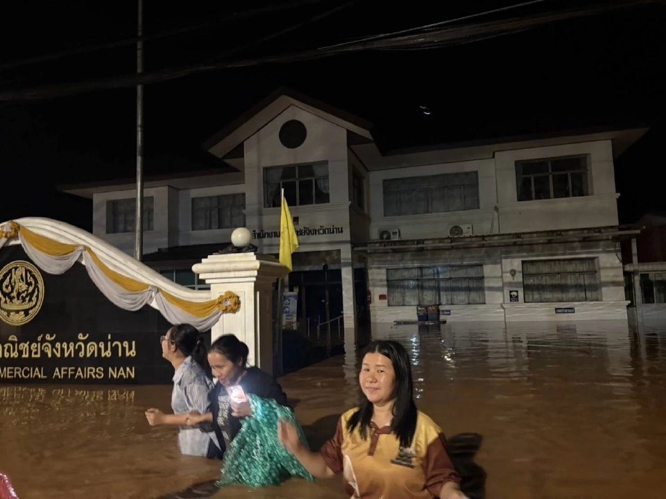 "สุชาติ"  รมช.พาณิชย์ สั่งคุมราคาสินค้า–เปิดสายด่วน 24 ชม. รับมือน้ำท่วม