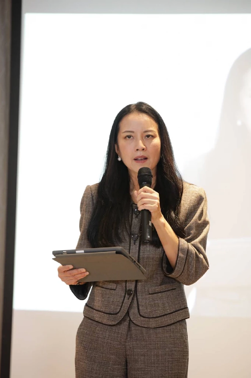 เปิดมุมมอง “ลิซ่า งามตระกูลพานิช” วิกฤต2เด้ง เหล็กขาด-ค่าแรง 400 พุ่ง