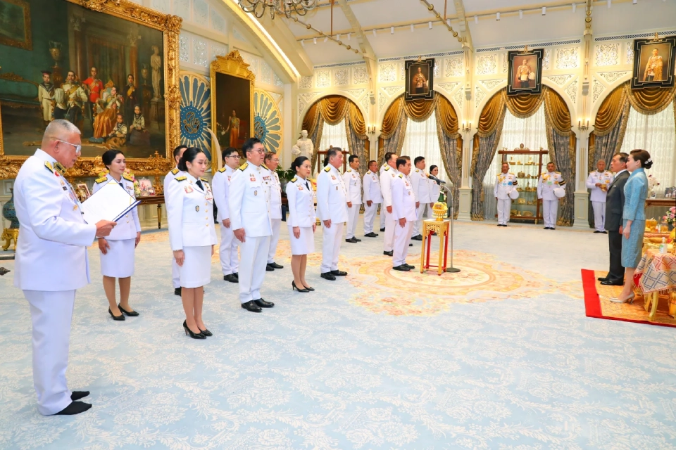 "ในหลวง-พระราชินี" พระราชทานพระบรมราชวโรกาสให้ "ครม.ใหม่" เข้าเฝ้าฯถวายสัตย์ฯ