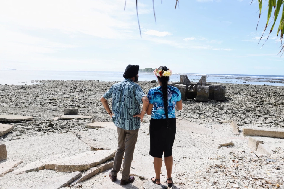  ประธานธนาคารโลก อเจย์ บังกา มองผลกระทบของระดับน้ำทะเลที่สูงขึ้นในฟูนาฟูตี ประเทศตูวาลู 6 กันยายน 2024 นักวิทยาศาสตร์คาดการณ์ว่าภายในปี 2050 เมืองฟูนาฟูตี ซึ่งเป็นเมืองหลักของ ตูวาลู ครึ่งหนึ่ง จะถูกคลื่นซัดท่วม ข้อตกลงการอพยพเนื่องจากสภาพอากาศที่บรรลุกับออสเตรเลียทำให้ประชากรมีช่องทางในการอพยพเมื่อประเทศอะทอลล์แห่งนี้ไม่สามารถอยู่อาศัยได้ REUTERS